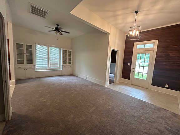 3rd image of 822 N Avenue G