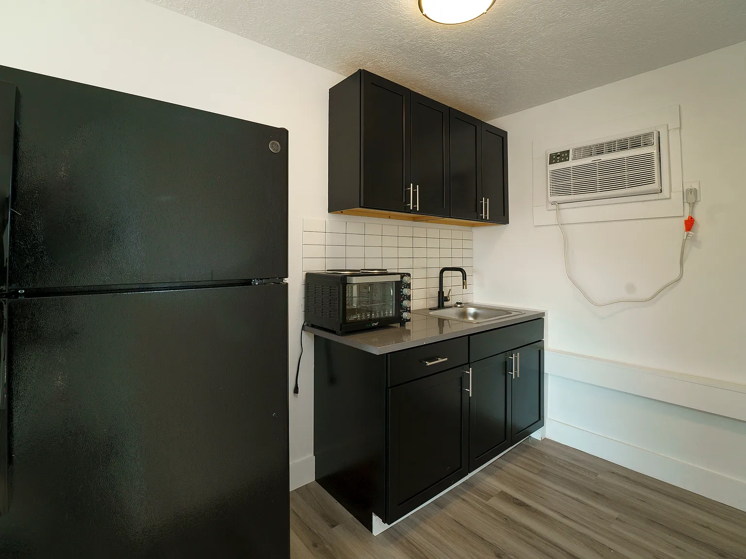 Studio, 300 sqft, $575 — Photo 3
