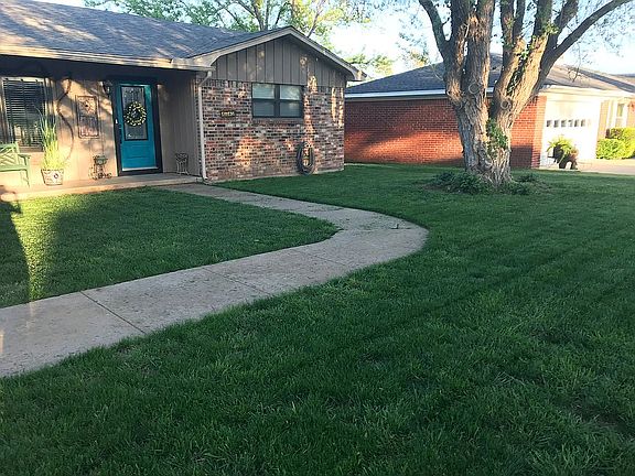 2nd image of 1712 Holly Ln