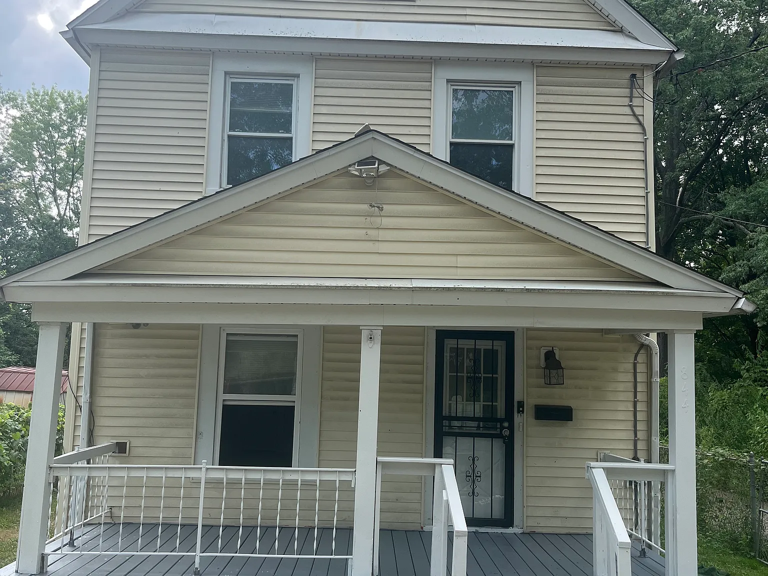 5 bed, $1,400 — Photo 1