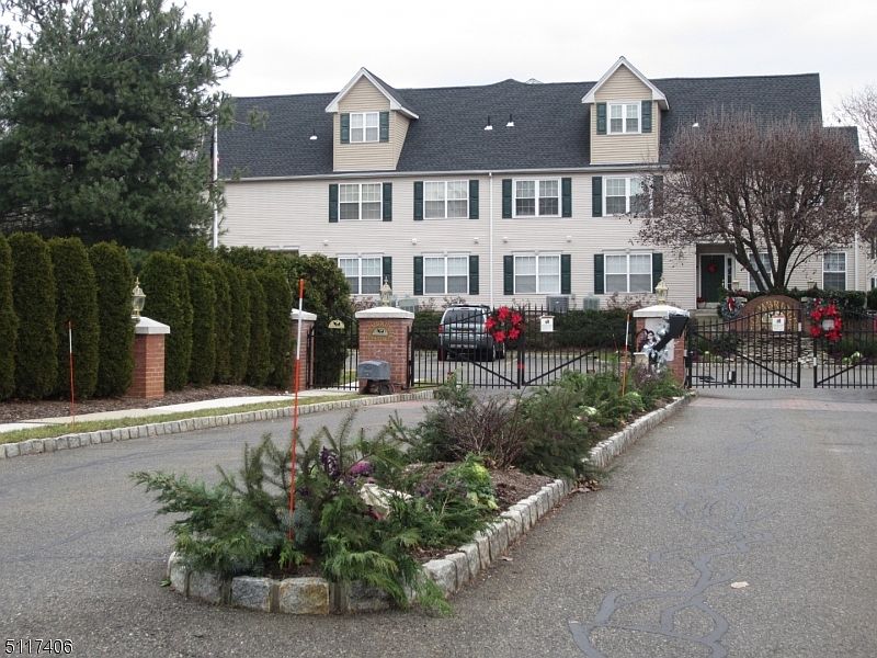 1st image of 211 Cambridge Ct