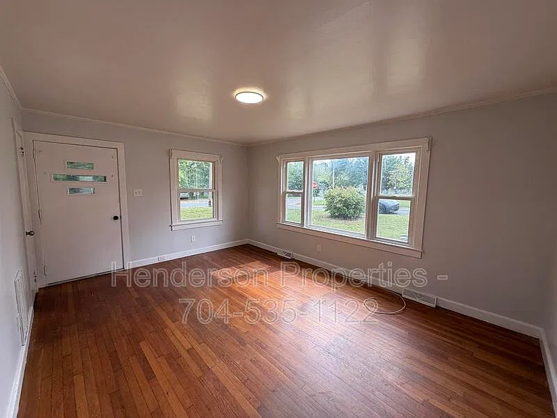3 bed, 1.0 bath, 900 sqft, $1,350 — Photo 4