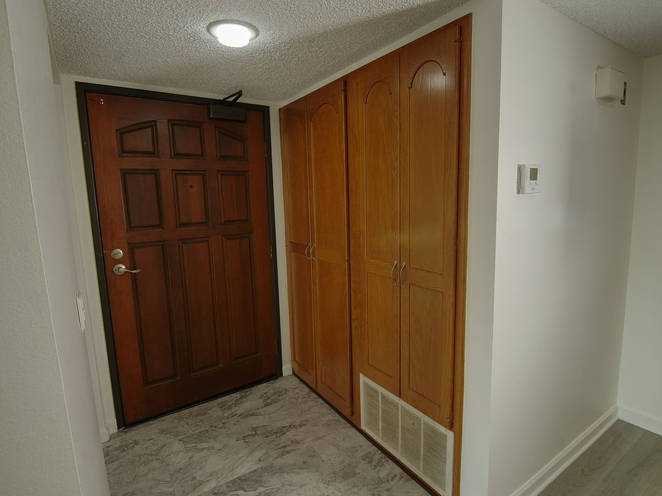 Entry way with closet