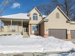 927 Lincoln Dr, Brighton, MI 48116