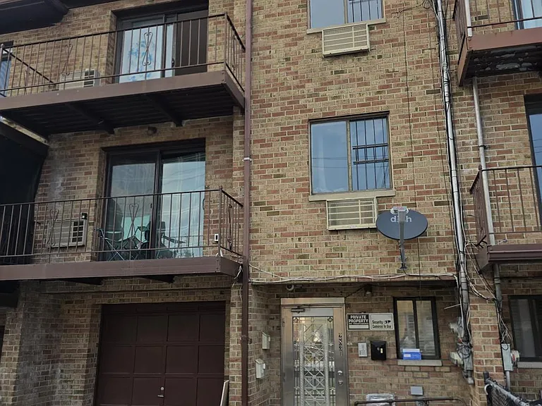 2831 Roebling Ave — Photo 1