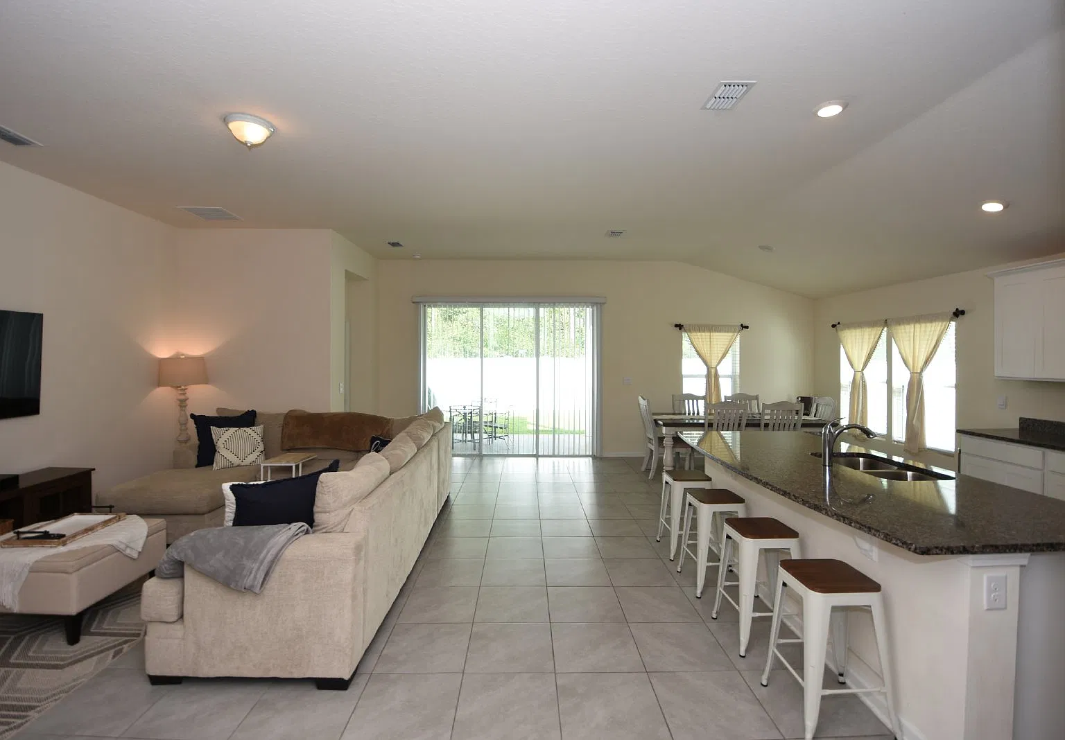 3 bed, 3.0 bath, 2037 sqft, $2,400 — Photo 4