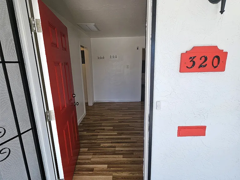 320 Locust Ave — Photo 8