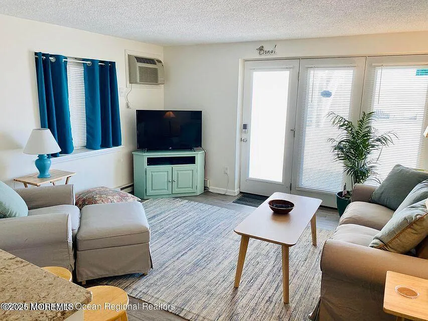 2 bed, 885 sqft, $2,800 — Photo 3