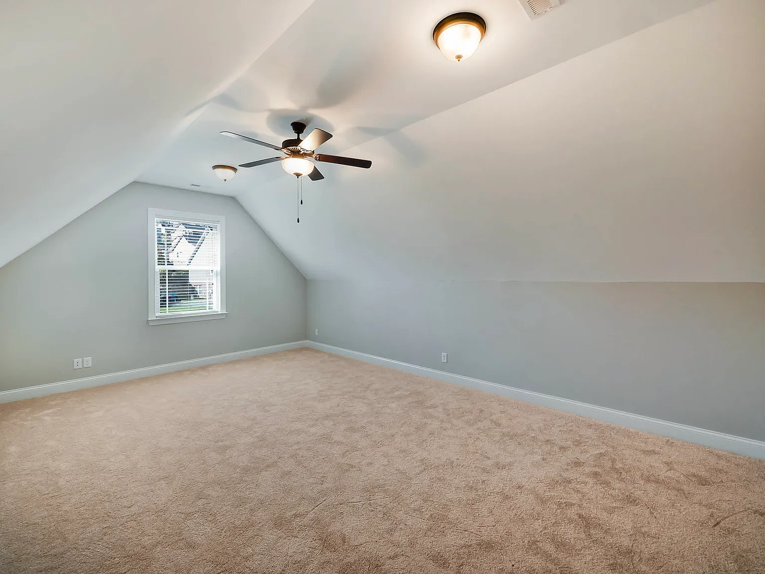 6 bed, 3434 sqft, $3,800 — Photo 3