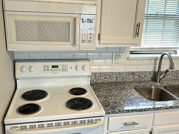 4th image of 800 NE Ball Dr APT C
