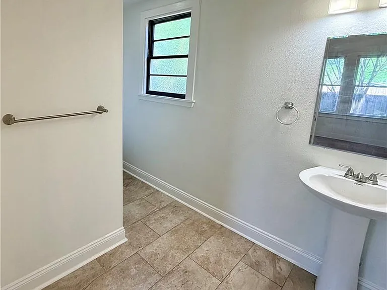 410 E Park Ave — Photo 13