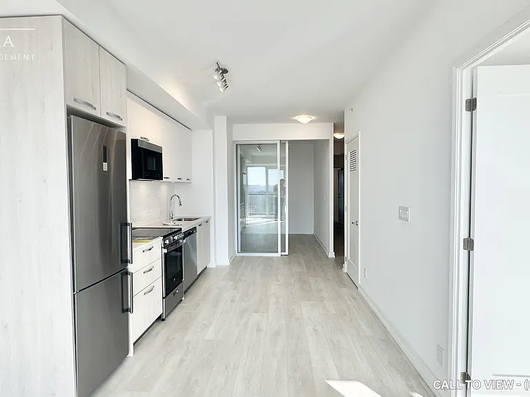 75 James St S #2815 — Photo 3