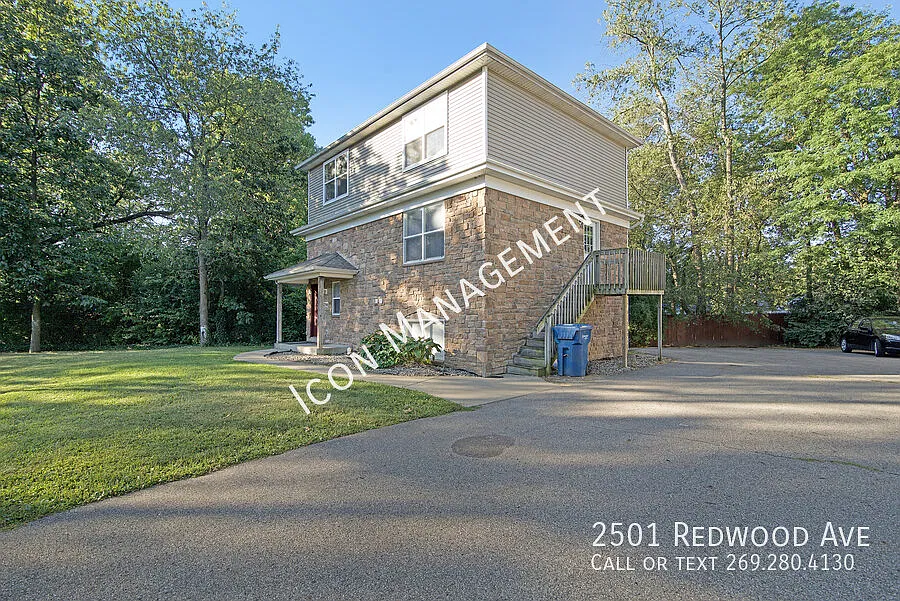 Spacious Off-Campus Living Walk to Class! — Photo 3