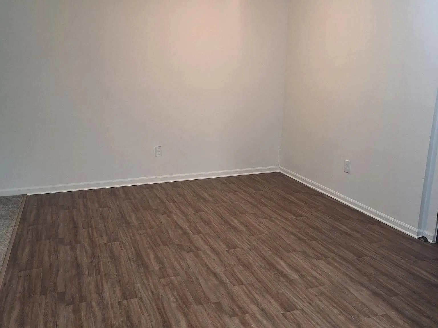 2 bed, 1.5 bath, 1090 sqft, $1,050 — Photo 2