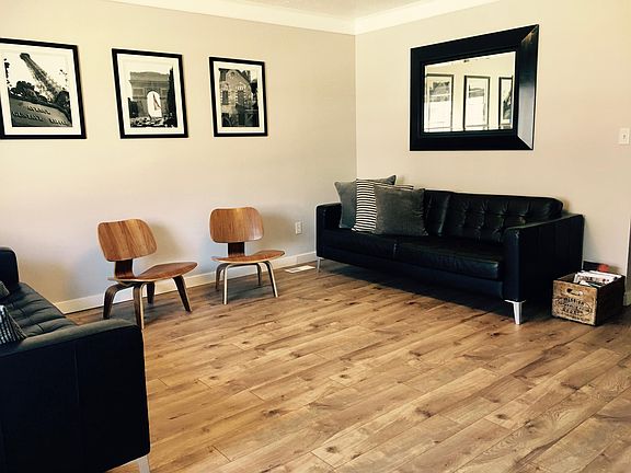 family room (level 1)