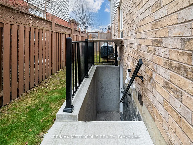 33 Tweedie Cres #BASEMENT — Photo 4