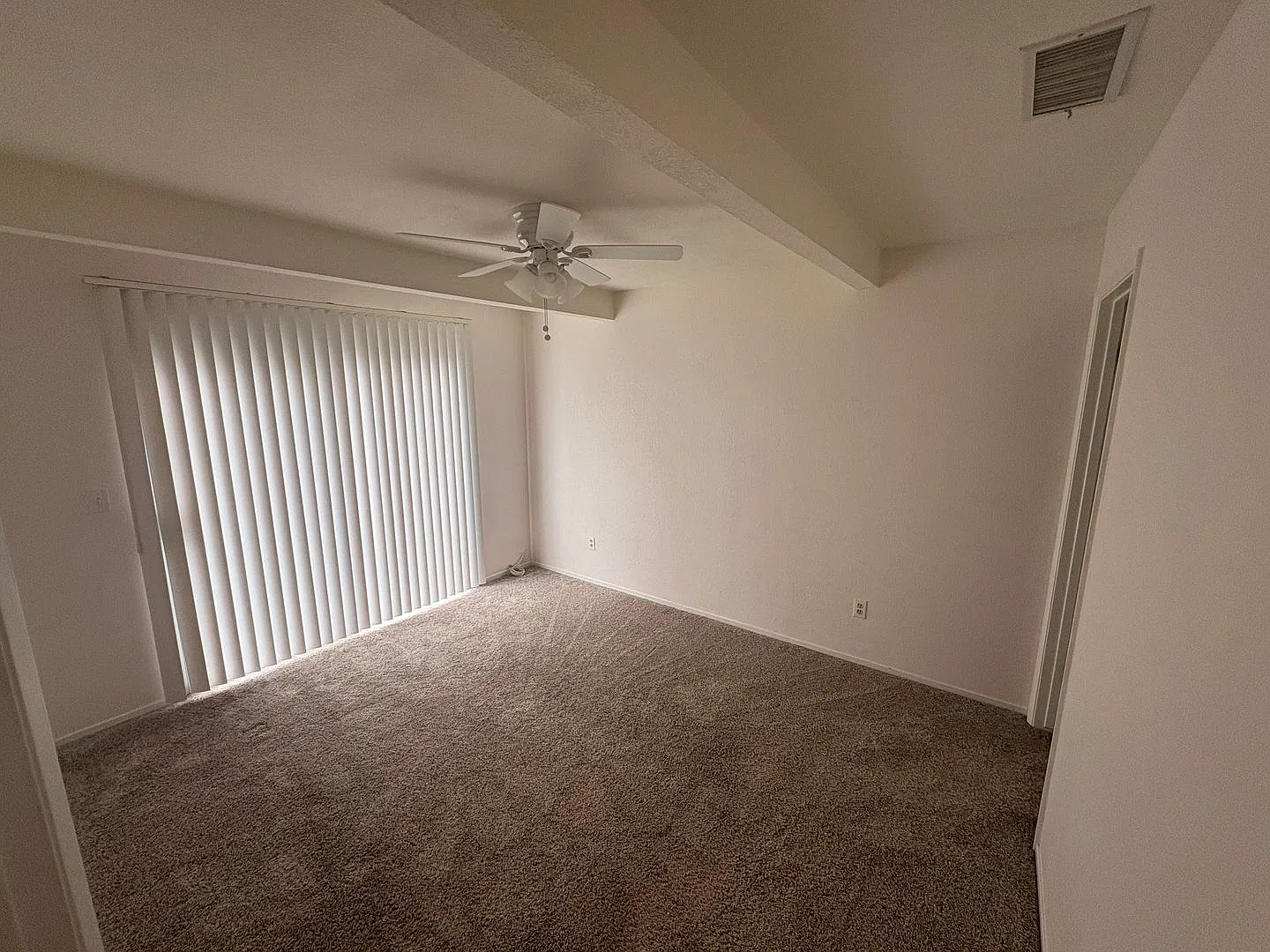 Charming 3 bedroom 2bath home available now! — Photo 4