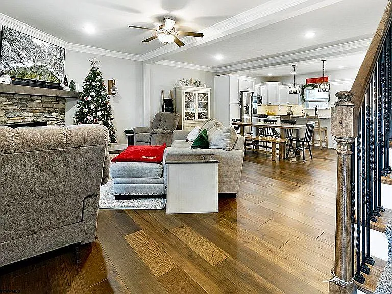 5 bed, 3.5 bath, 3534 sqft, $3,400 — Photo 2