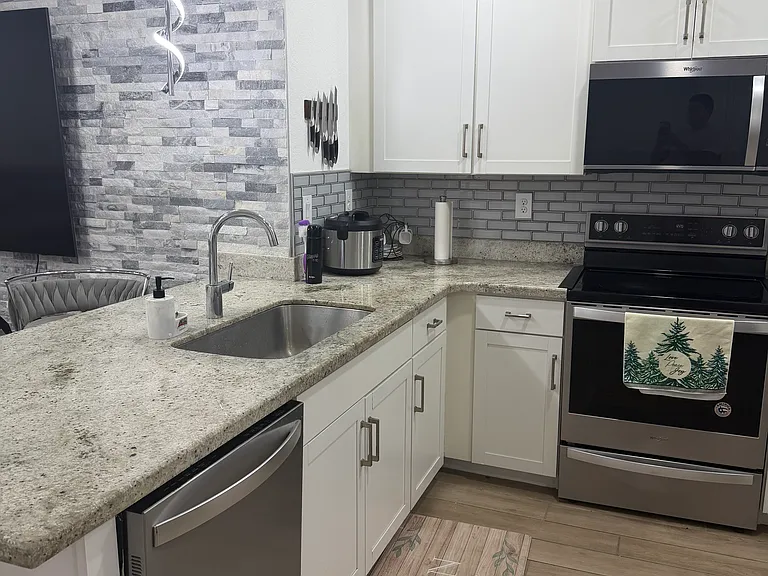 555 NE 6th Pl — Photo 14