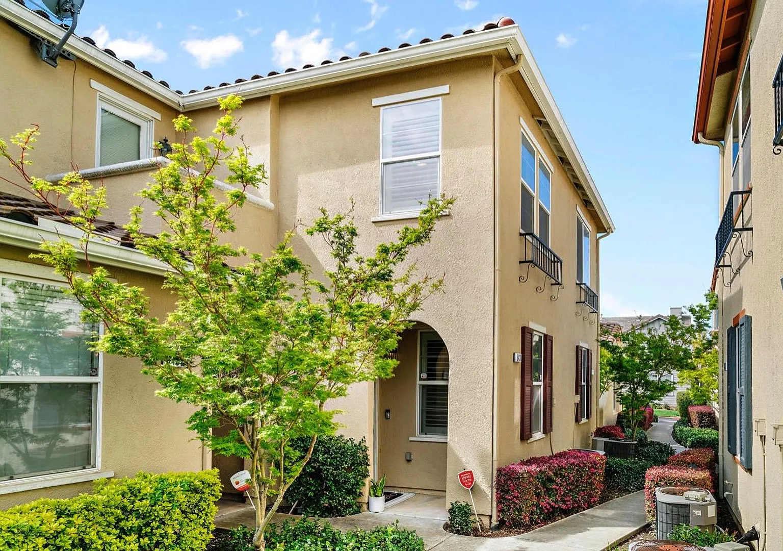 Beautiful 2 bed 2 bath located in Elk Grove! — Photo 1