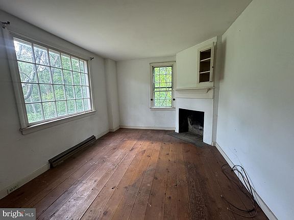 3rd image of 1354 Oxford Valley Rd