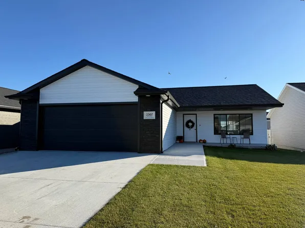 2307 E 38th St, Kearney, NE 68847