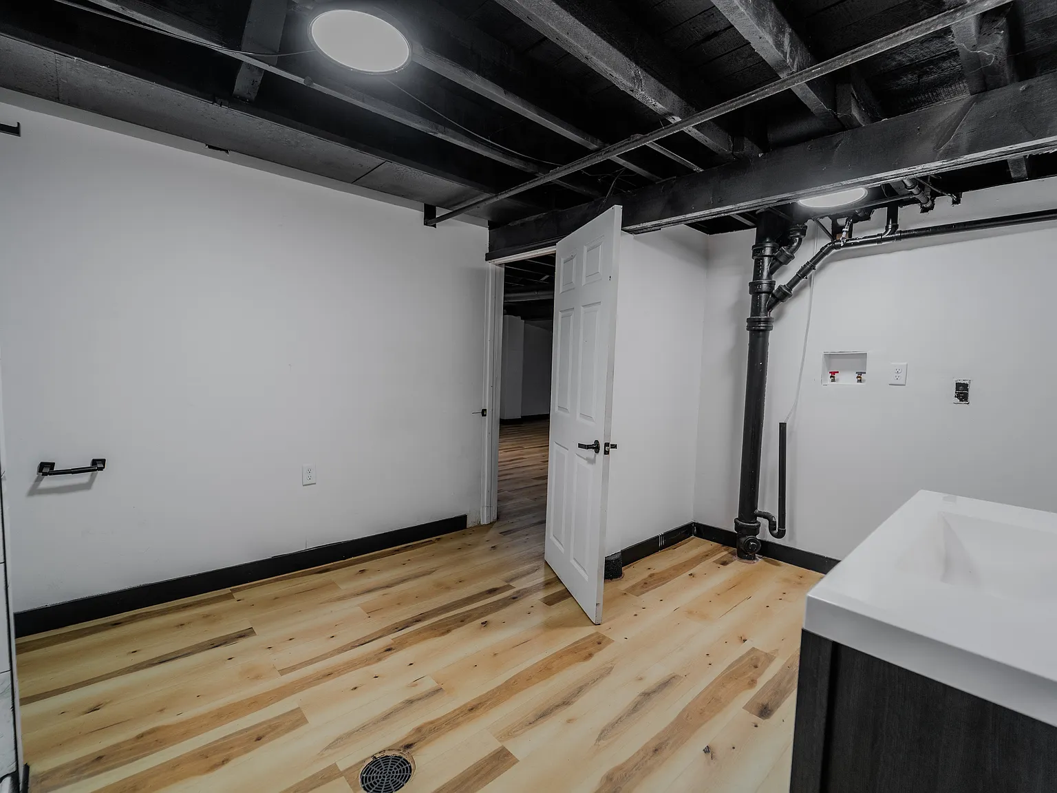 5 bed, 984 sqft, $2,000 — Photo 1