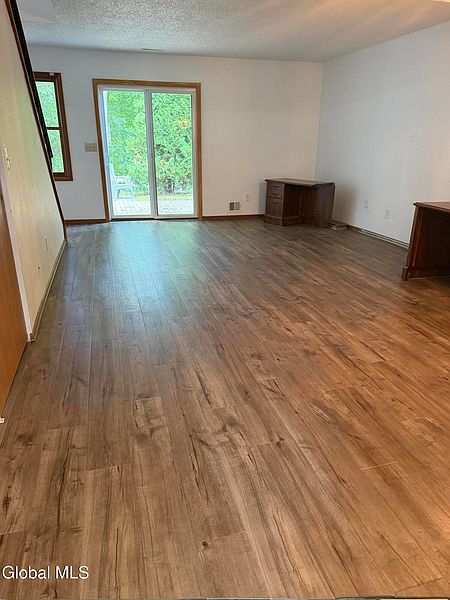 4th image of 10 Bennington Way