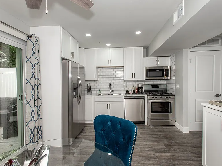 240 Irwin Pl — Photo 3