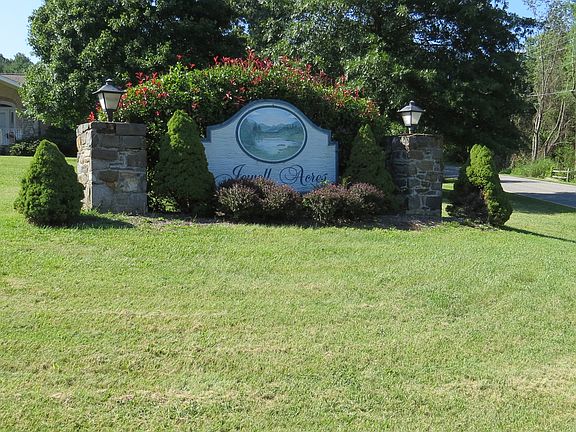 Entrance to Jewel Acres 