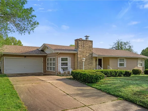 1318 W Hibbard St, Coffeyville, KS 67337