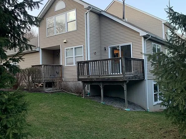 62 Twin Ponds Dr, Kingston, NY 12401