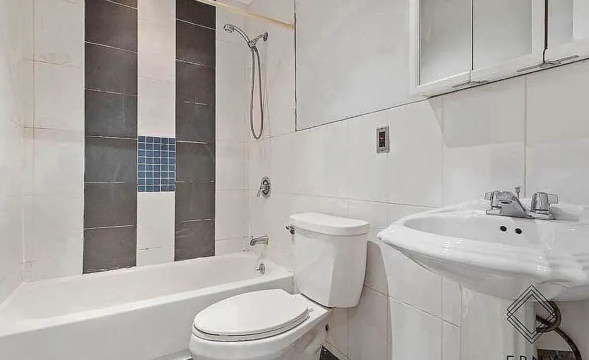 913 Saint Johns Place — Photo 4