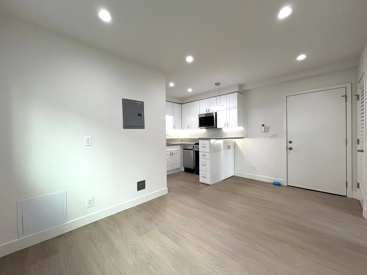 1 bed, $2,594 — Photo 4