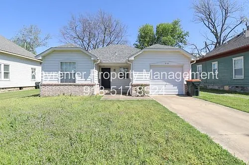 318 E Will Rogers Blvd Photo 1