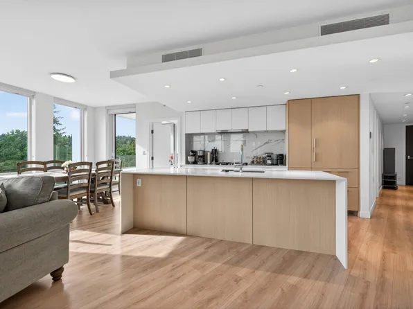 1500 Fern St #807, North Vancouver, BC V7J 0A9
