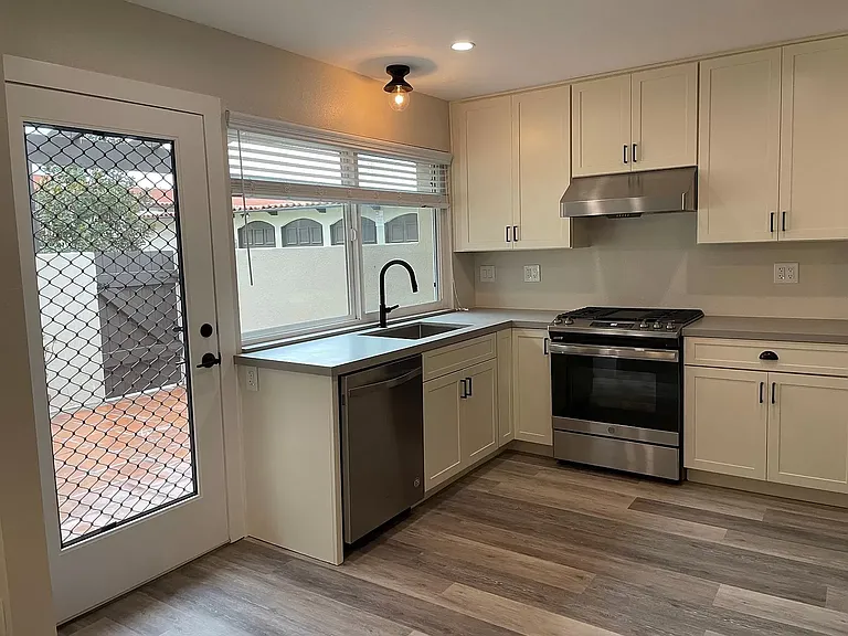 11918 Rancho Bernardo Rd — Photo 5