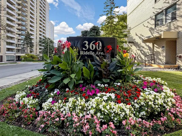360 Ridelle Ave #2301, Toronto, ON M6B 1K1