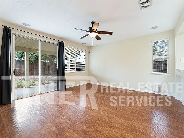 149 Canberra Ct — Photo 2