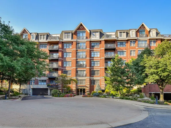 255 E Liberty Dr APT 302, Wheaton, IL 60187