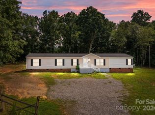 360 Forest Hollow Dr, Statesville, NC 28677