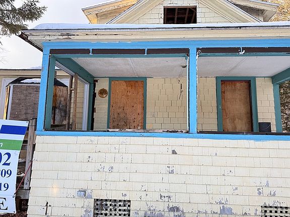 5th image of 890 Amesbury Rd