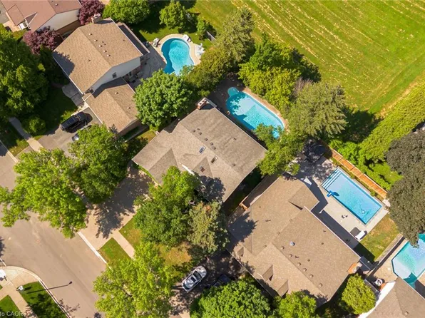 253 McCraney St W, Oakville, ON L6H 3A9