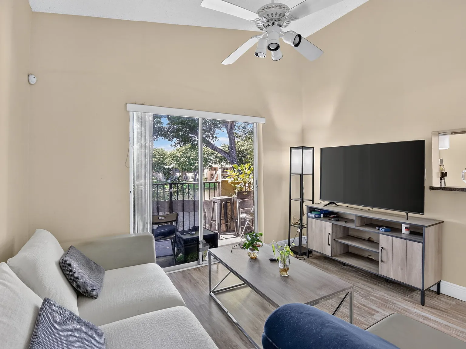 2 bed, 854 sqft, $2,275 — Photo 4