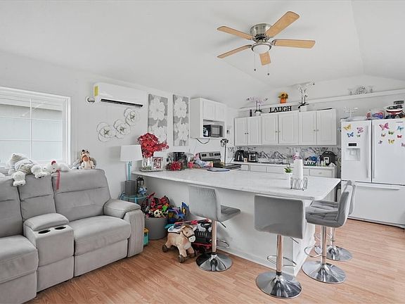 2nd image of 300 Packinghouse Rd