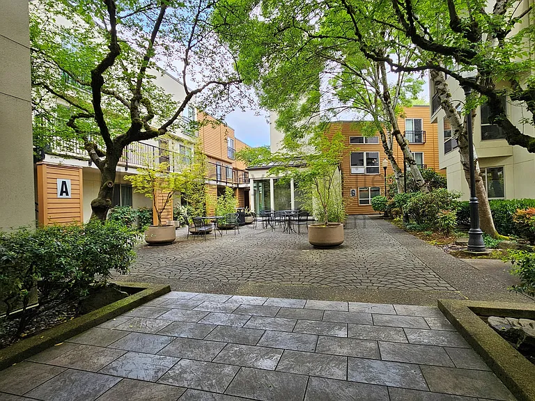 1535 SW Clay St #301 — Photo 2