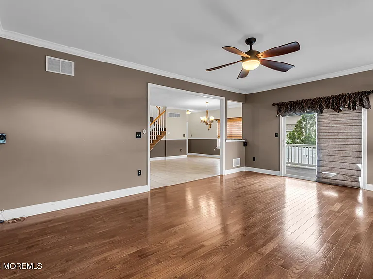 12 Sanford St — Photo 10
