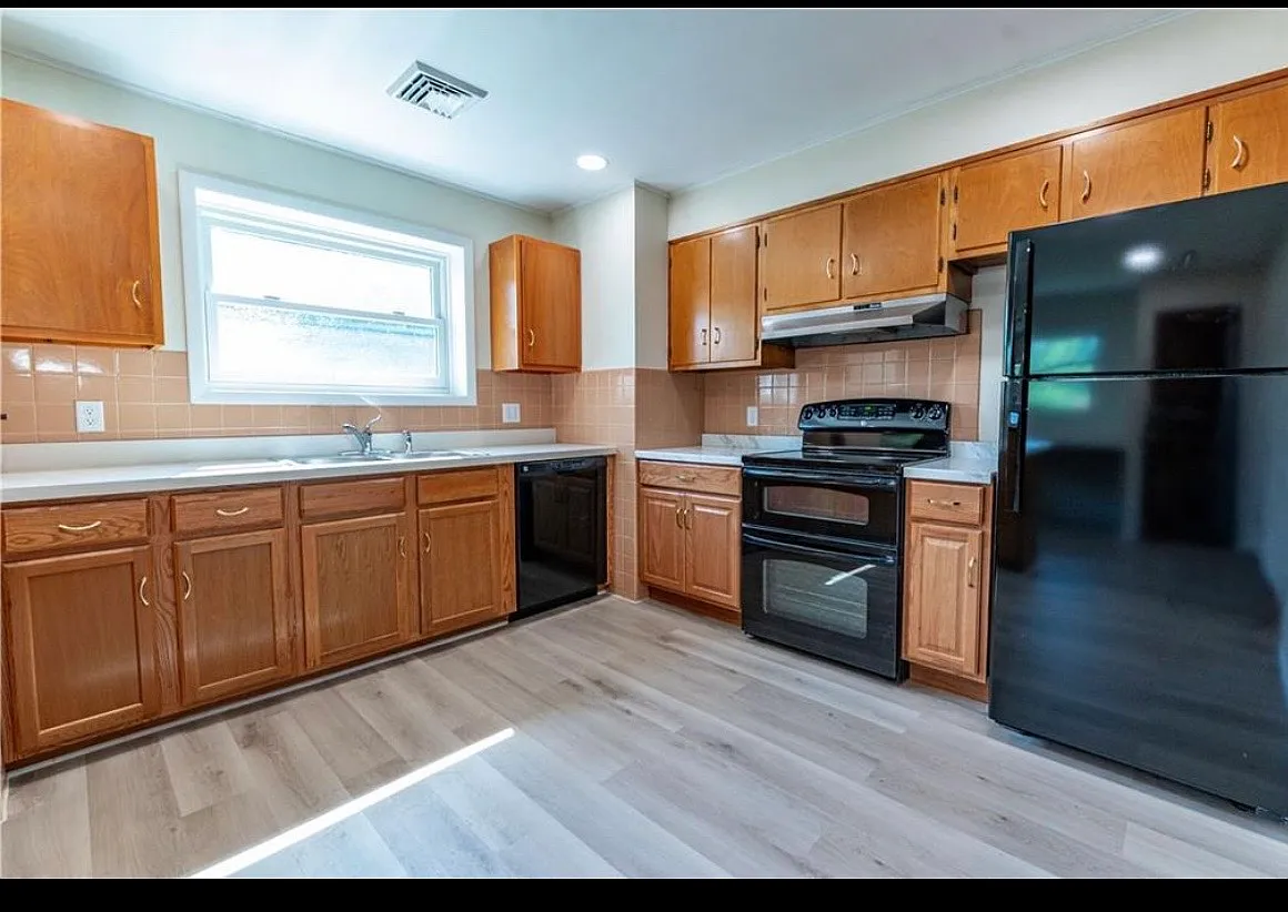 4 bed, 2808 sqft, $2,495 — Photo 2
