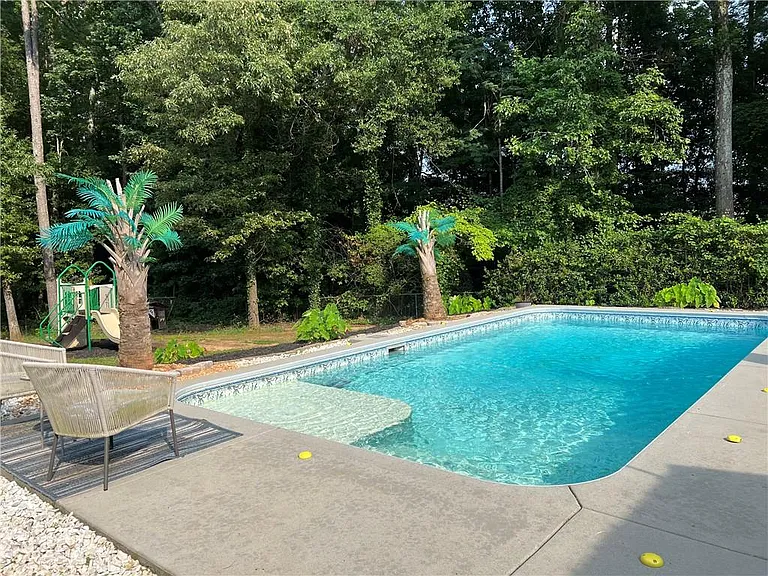 130 Shaw Dr — Photo 4