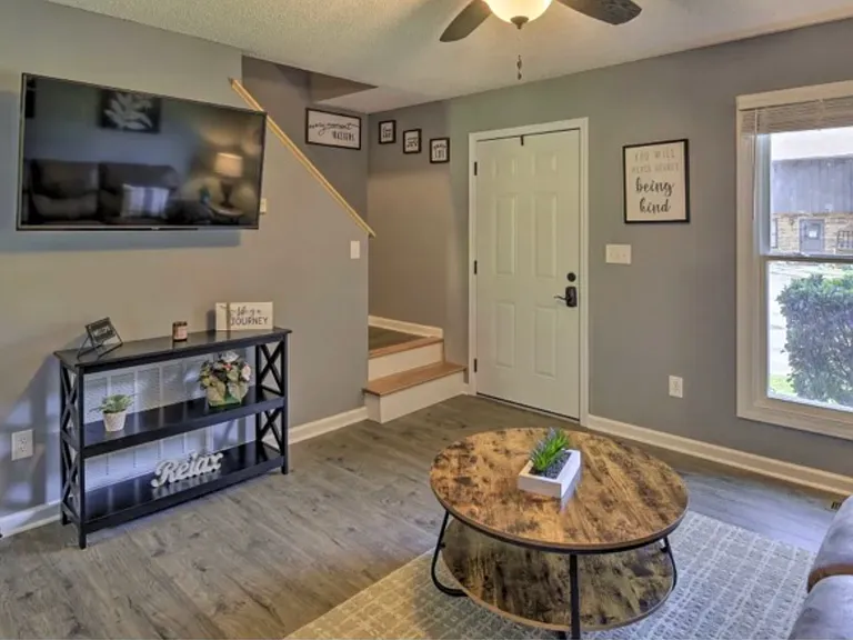 306 Emerald Dr — Photo 3